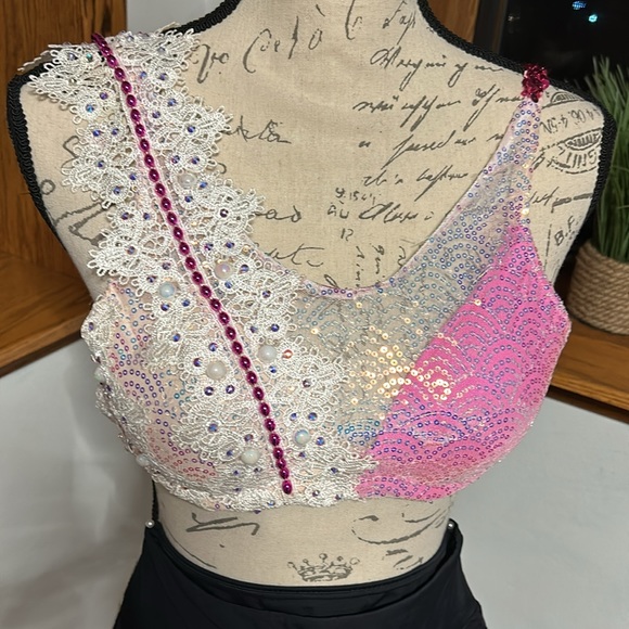 So Pink & White Bra Top with Embellishments & Balera Cropped Leggings Costume - Picture 4 of 17
